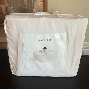 NWT Gathre Ball Pit In Ivory Vegan Leather with carrying case